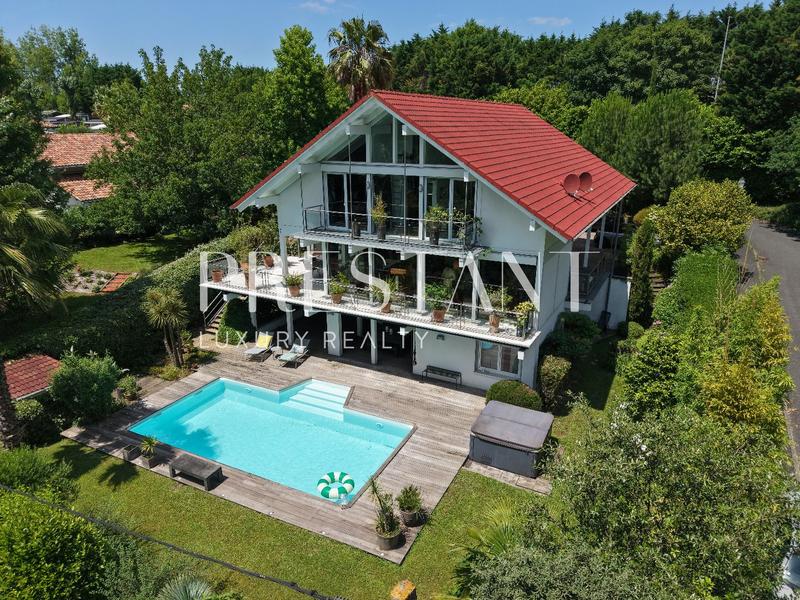 Maison - 337 m² - 8 pièces