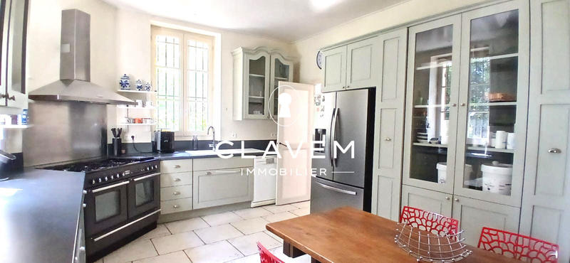 Maison - 350 m² - 15 pièces