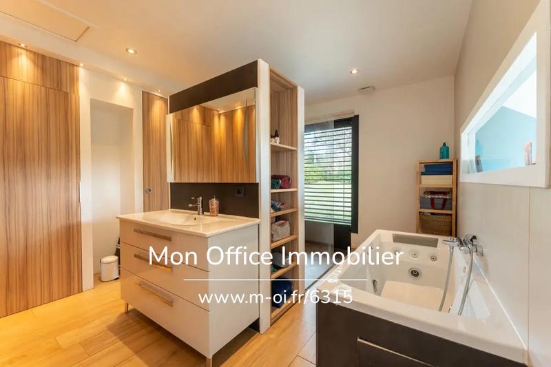 Propriété - 250 m² - 7 pièces