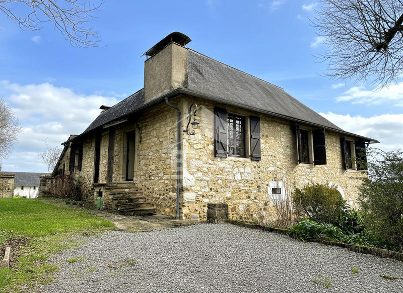 Maison - 414 m² - 9 pièces