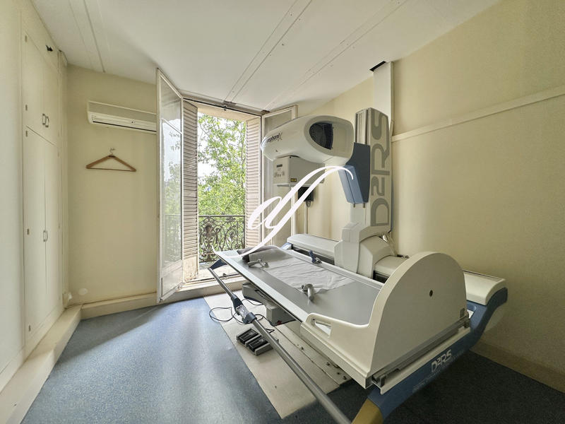 Local commercial - 178 m² - 9 pièces