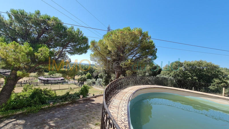 Maison - 220 m² - 8 pièces