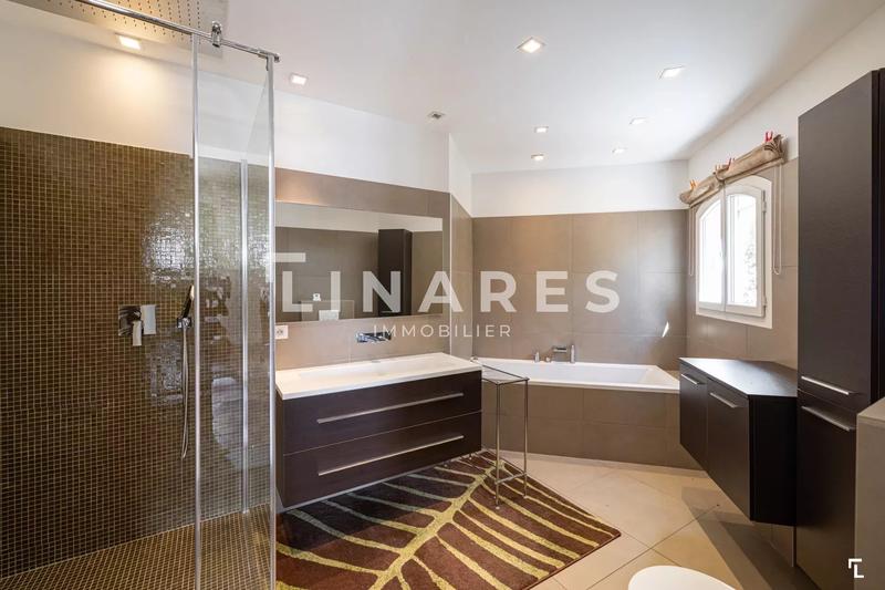 Maison - 570 m² - 7 pièces