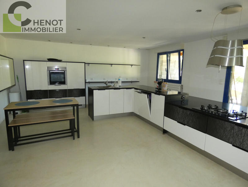 Propriété - 236 m² - 5 pièces