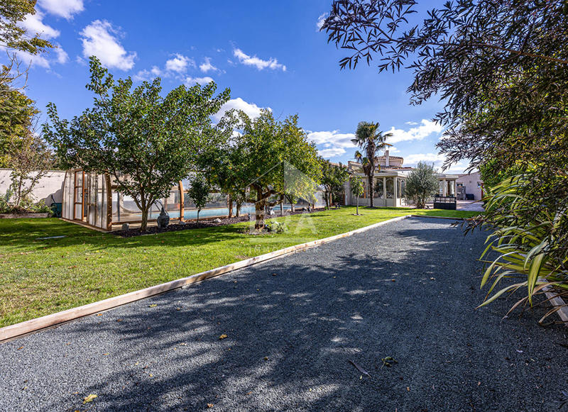 Maison - 328 m² - 9 pièces