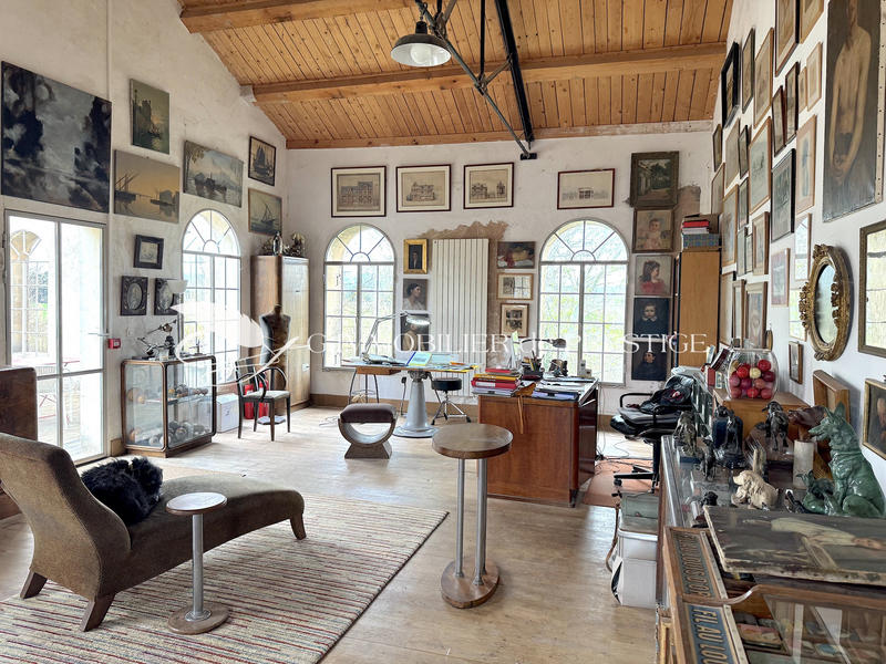 Propriété - 1 166 m² - 15 pièces