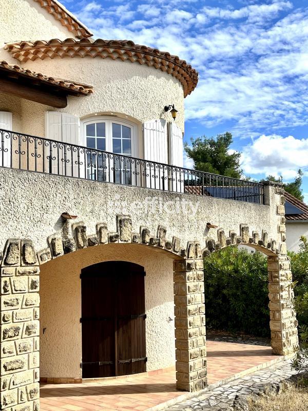 Maison - 210 m² - 7 pièces