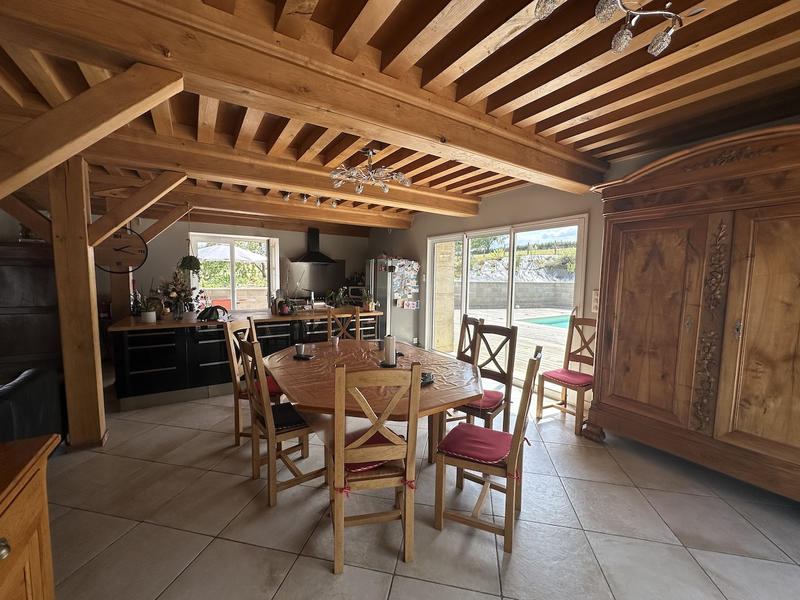 Maison - 230 m² - 7 pièces