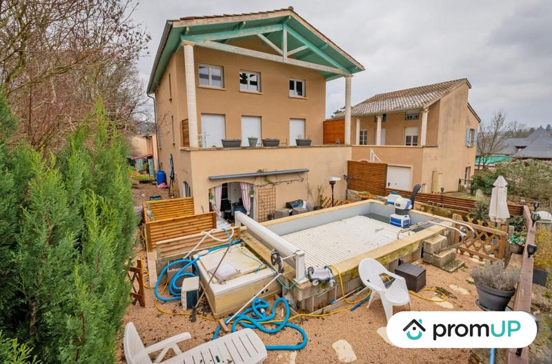 Maison traditionnelle - 260 m² - 8 pièces