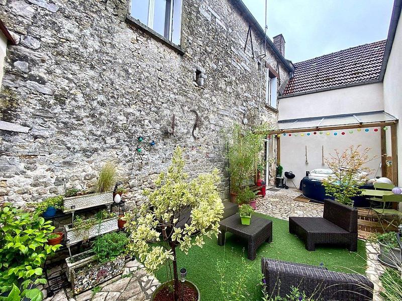 Maison - 239 m² - 7 pièces