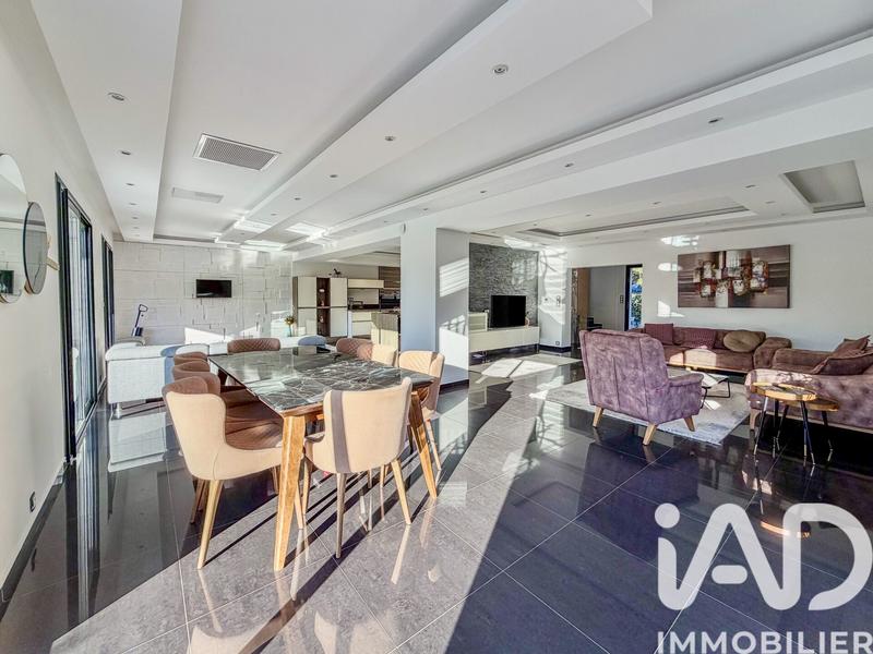 Maison - 285 m² - 10 pièces