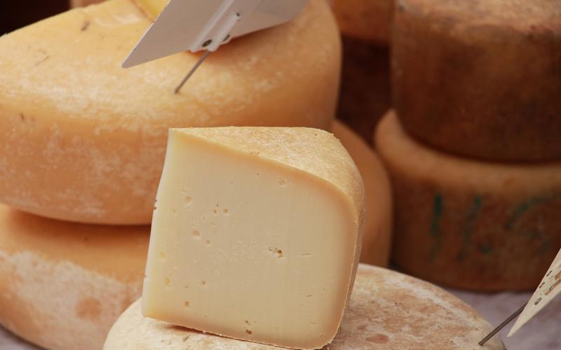 Marché aux produits de bouche et créateurs