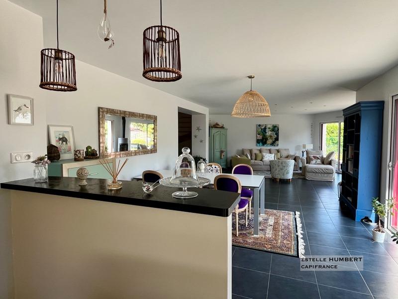 Maison - 223 m² - 8 pièces