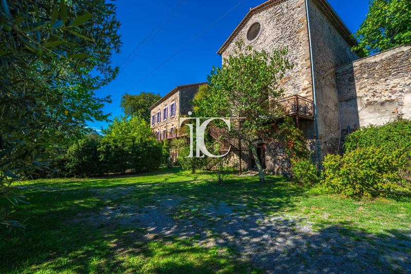 Maison - 379 m² - 19 pièces