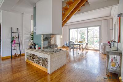 Maison - 342 m² - 9 pièces