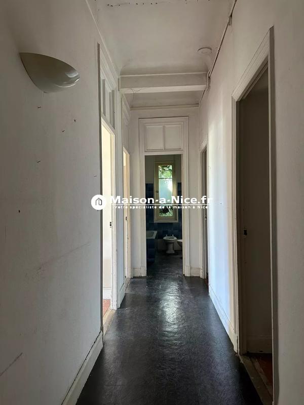 Maison - 300 m² - 12 pièces