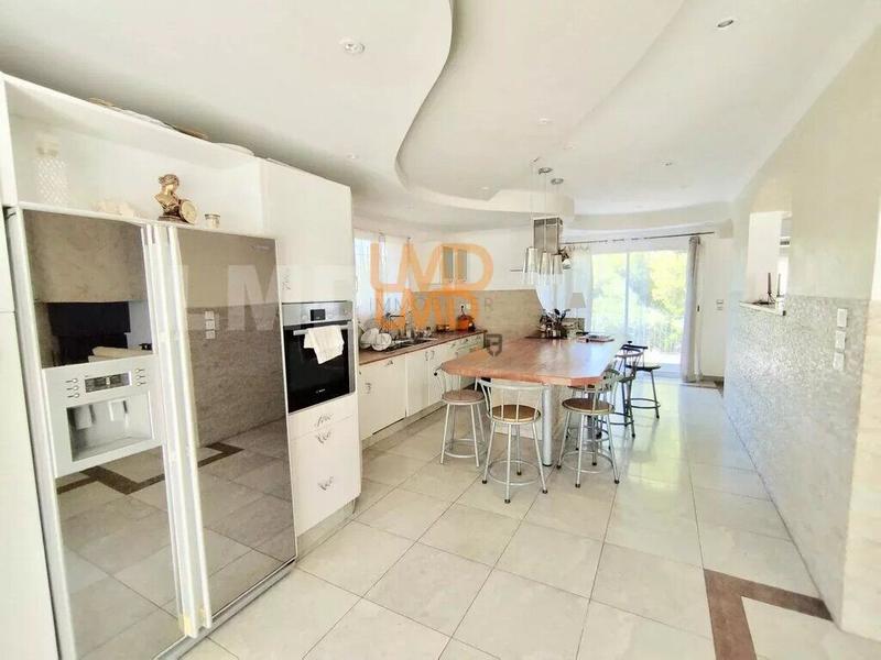 Propriété - 320 m² - 10 pièces