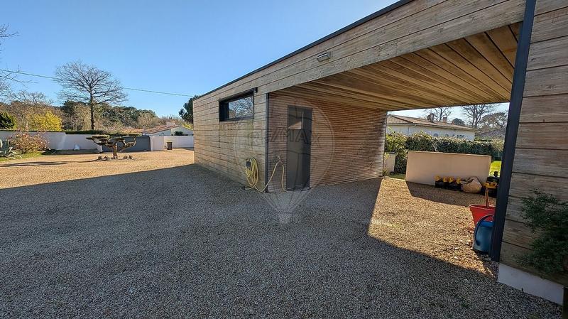 Maison - 290 m² - 9 pièces