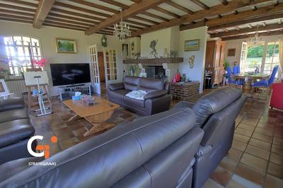 Maison - 235 m² - 8 pièces