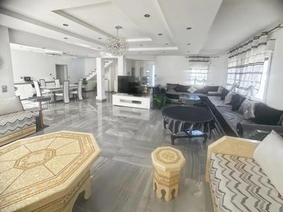 Maison - 210 m² - 7 pièces