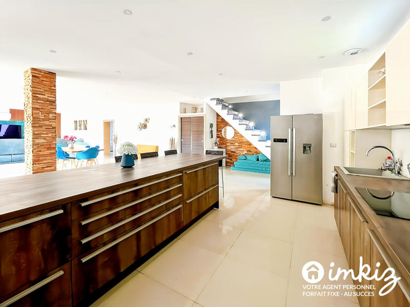 Maison - 222 m² - 7 pièces