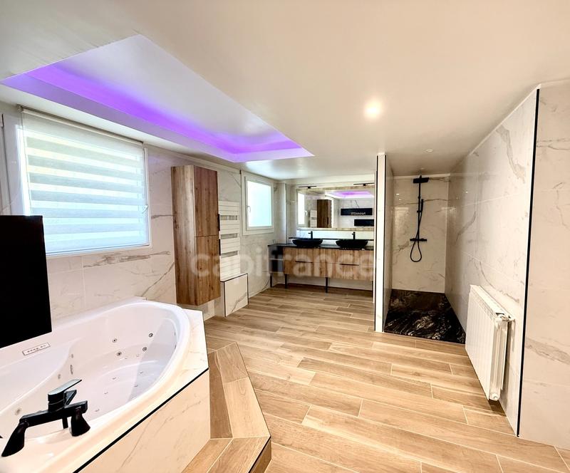 Maison - 315 m² - 11 pièces