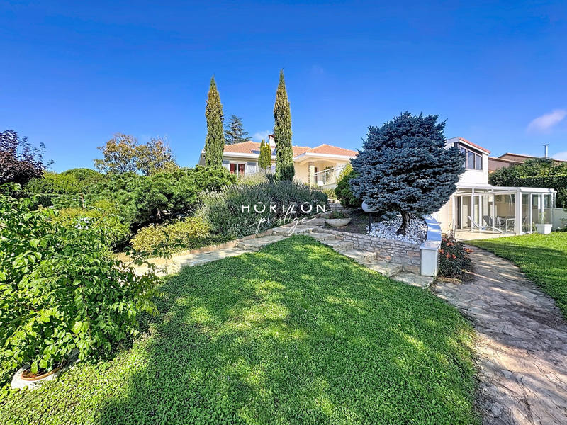 Villa - 262 m² - 10 pièces