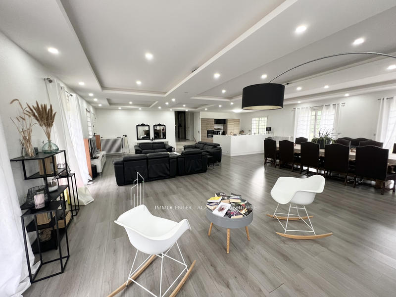 Propriété - 242 m² - 6 pièces