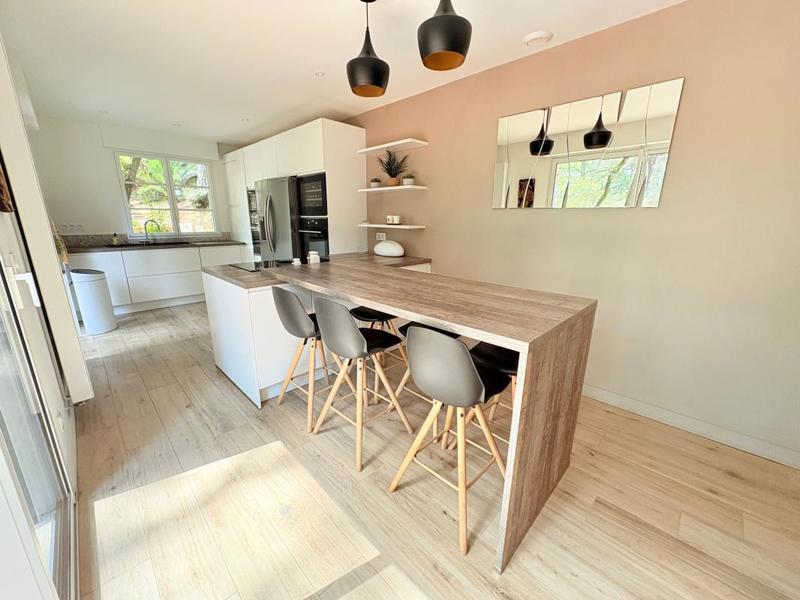 Maison - 201 m² - 8 pièces