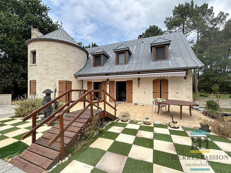 Maison - 221 m² - 7 pièces