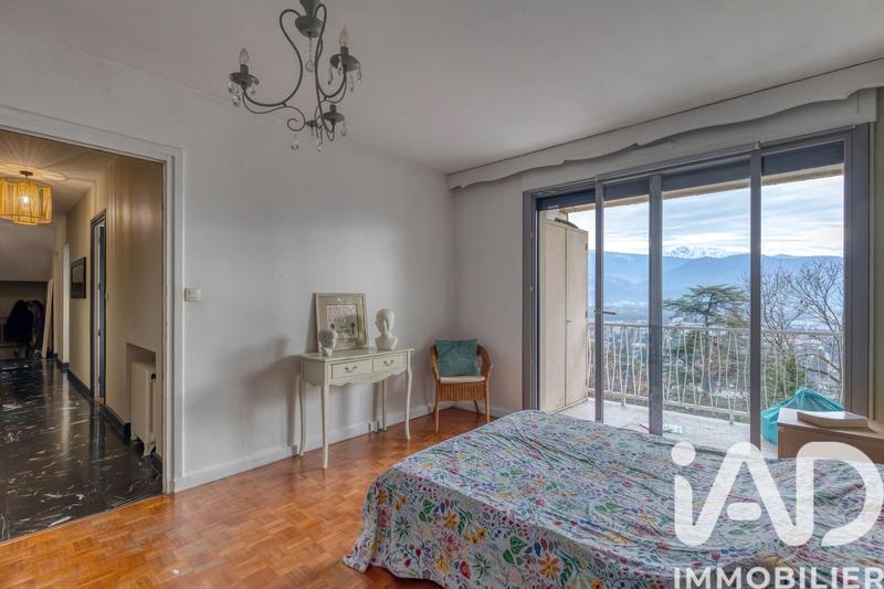 Maison - 233 m² - 8 pièces