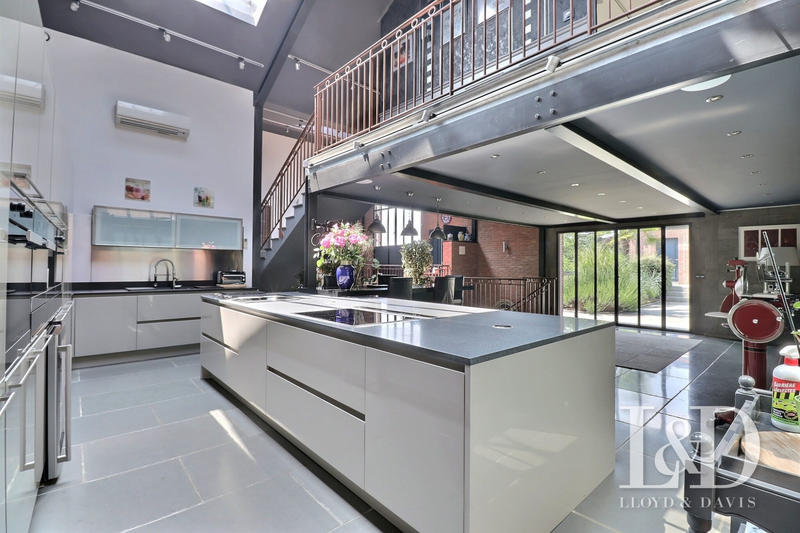 Maison - 750 m² - 14 pièces