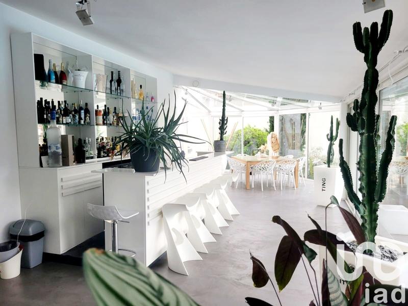 Maison - 330 m² - 8 pièces