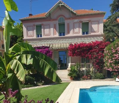 Maison - 260 m² - 8 pièces