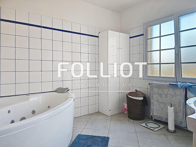 Maison - 227 m² - 7 pièces