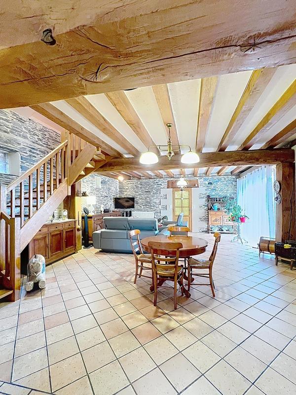 Maison - 258 m² - 9 pièces