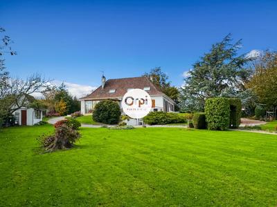 Maison - 240 m² - 8 pièces