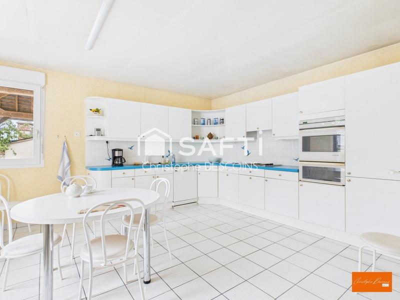 Maison - 220 m² - 8 pièces