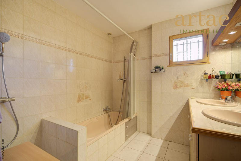 Maison - 210 m² - 6 pièces