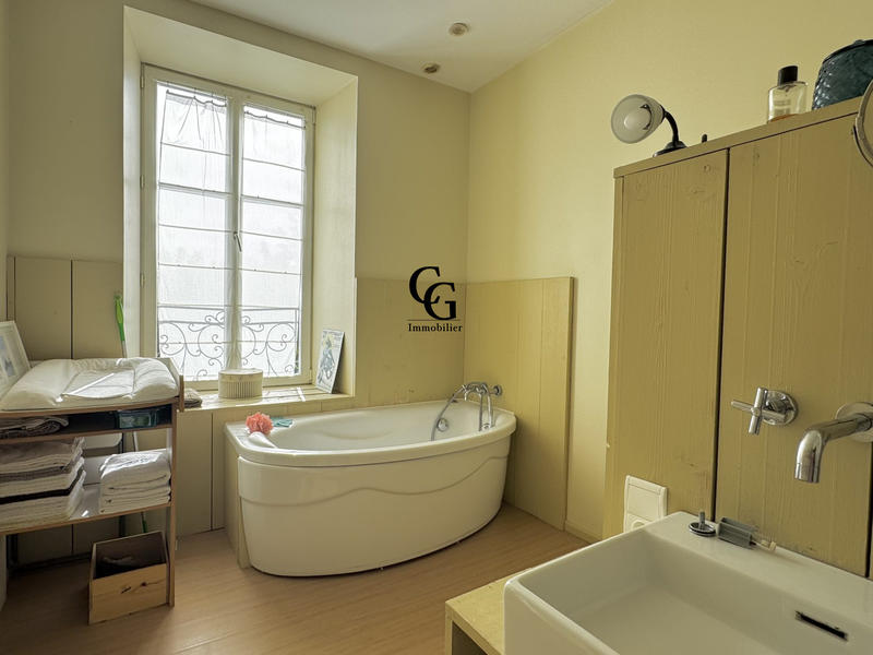 Maison - 246 m² - 8 pièces