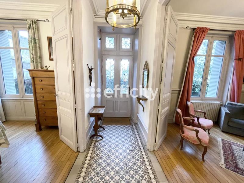 Demeure - 255 m² - 11 pièces