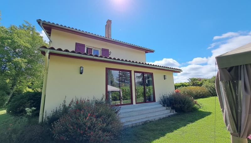 Demeure - 247 m² - 9 pièces