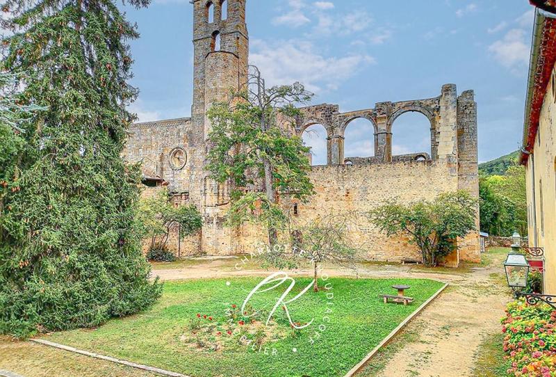 Maison - 2 524 m² - 50 pièces