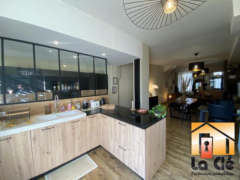 Maison - 250 m² - 6 pièces