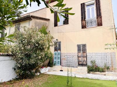 Maison - 300 m² - 5 pièces