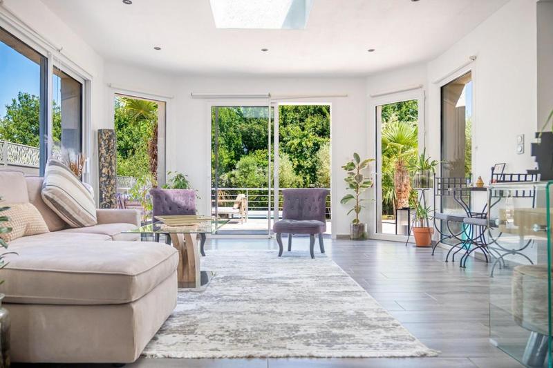 Maison - 260 m² - 8 pièces