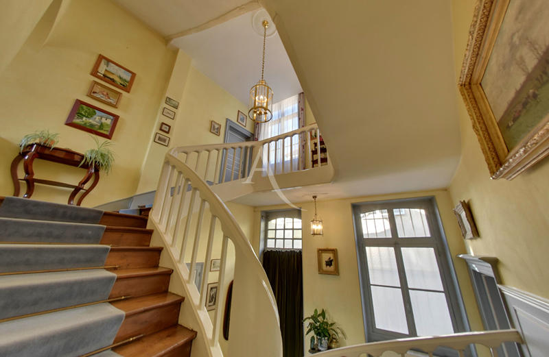 Maison - 280 m² - 12 pièces