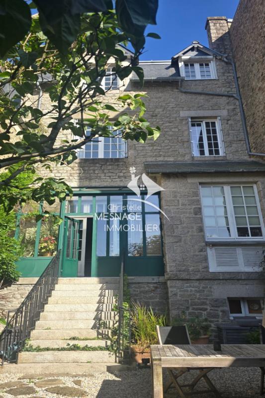 Maison - 236 m² - 8 pièces