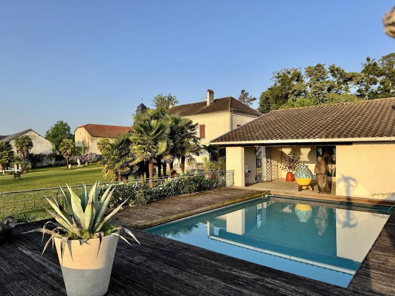 Maison - 365 m² - 8 pièces