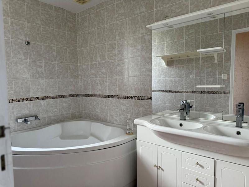 Maison - 252 m² - 11 pièces